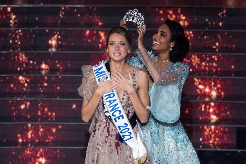 现任法国小姐、来自诺曼地的24岁佳丽博蒂当面向参赛者提醒，妳们参加的是法国小姐比赛，而不是Instagram修图比赛。（法新社）(photo:LTN)