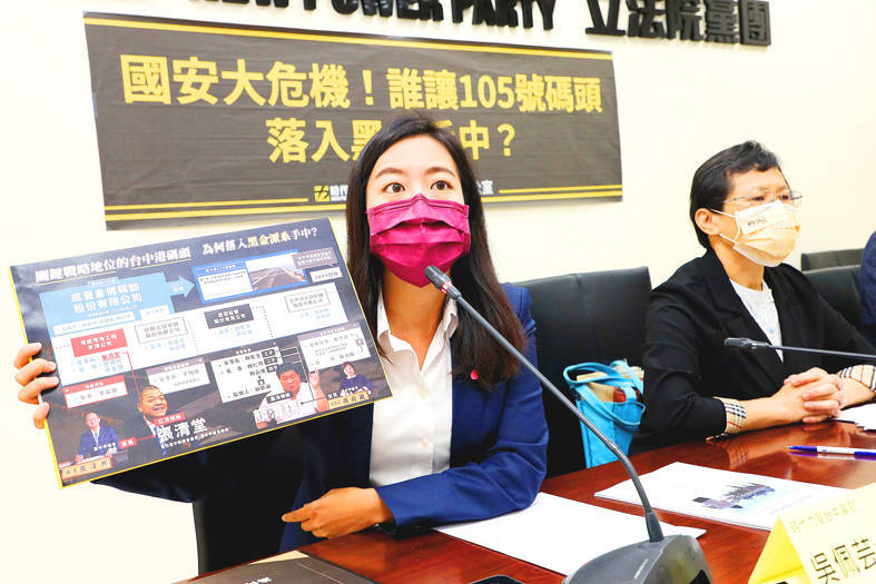 New Power Party （NPP） Taichung headquarters deputy executive director Wu Pei-yun, left, and NPP deputy caucus whip Chen Jiau-hua attend a news conference in Taipei yesterday.
Photo: CNA