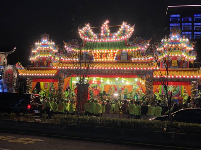 台北市萬華地方盛事「艋舺青山王祭」今天正式登場，按照習俗，今起3天將舉行遶境、夜間暗訪活動。圖為去年場景。（資料照）