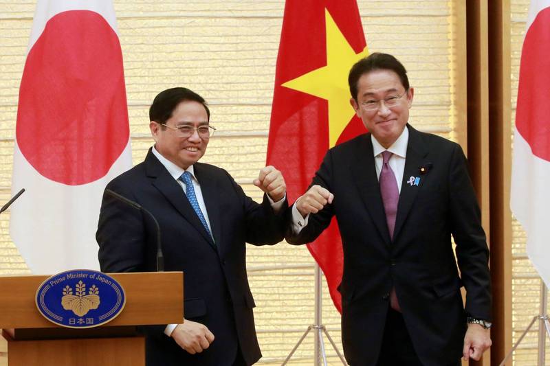 日本首相岸田文雄（右）與來訪的越南總理范明正（左）會談。（路透）