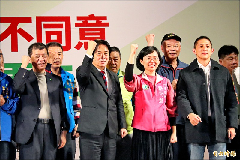 副總統賴清德（前排左二）表示，四項公投牽涉台灣四個安全，希望十二月十八日大家可以出來投票守護台灣安全。（記者周湘芸攝）