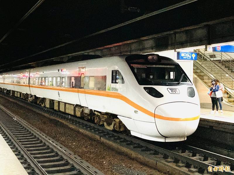 因應12月18日公投日，台鐵將加開8列次車以供民眾返鄉投票。（記者陳心瑜攝） 
