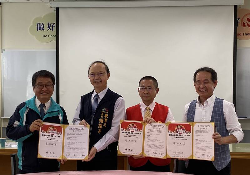 「靈鷲送Ai，偏鄉助學」計畫，24日下午舉辦捐贈儀式。（圖由靈鷲山佛教教團提供）