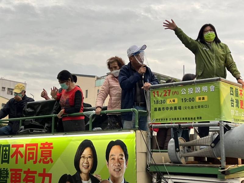 民進黨立委王美惠今出動宣傳戰車，為27日在中央廣場舉辦的大型公投說明會宣傳。（王美惠提供）