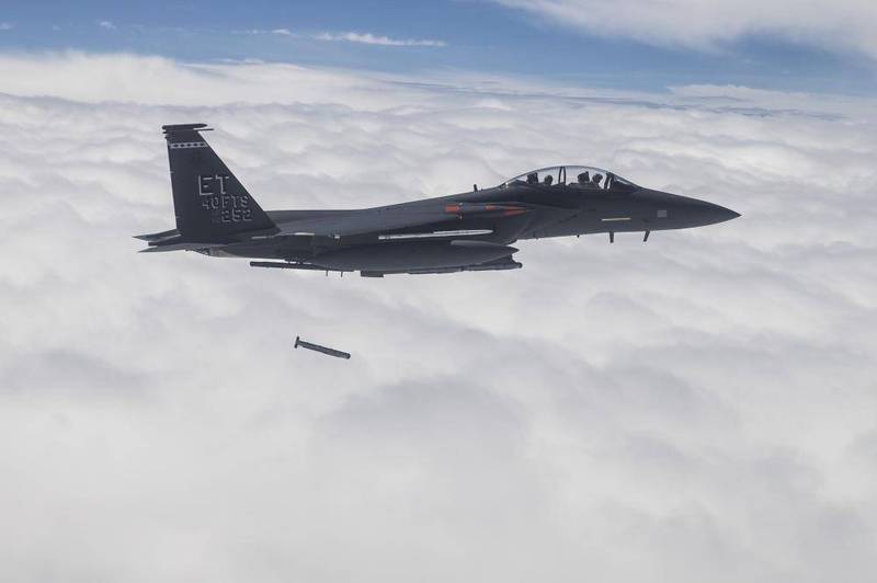 F-15E「打击鹰」投放「破风者」炸弹。（图撷取自美国雷神公司官网）(photo:LTN)