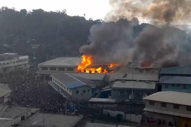 索羅門群島首都荷尼阿拉市24日爆發大規模反政府示威，多地建築遭縱火，要求總理蘇嘉瓦瑞下台。（法新社）