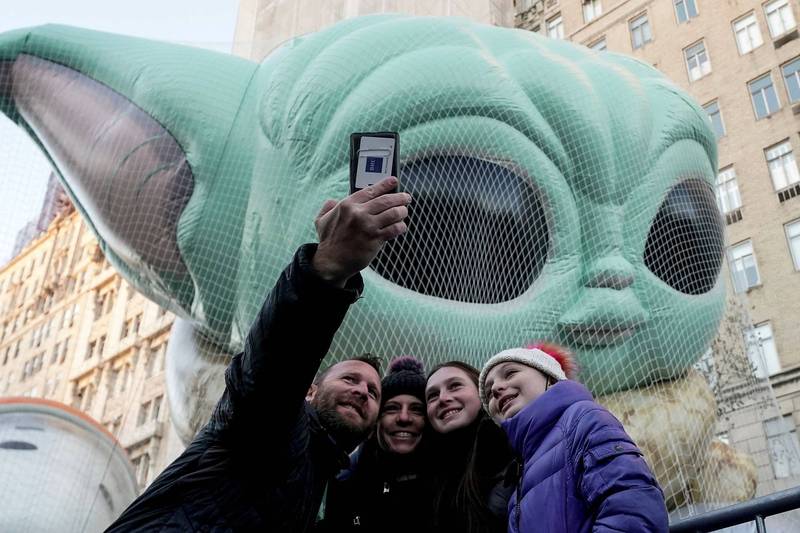 美國25日感恩節終於在疫苗的幫助下，稍稍恢復傳統的「儀式感」，知名的氣球大遊行、美式足球賽及和家人聚餐的傳統，都能夠照常舉行。圖為紐約感恩節大遊行。（路透）