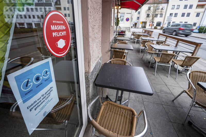 德國巴伐利亞邦埃根費爾登鎮的一間餐館外貼著疫情警示標語，上面寫著「必須佩戴口罩！」。（美聯社）