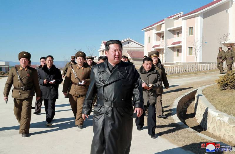 北韓最高領導人金正恩（見圖）近年來酷愛黑色「長皮衣」造型，引發北韓民眾效法。然而近日卻傳出北韓政府開始禁止販售、穿著該皮衣的消息。（法新社）