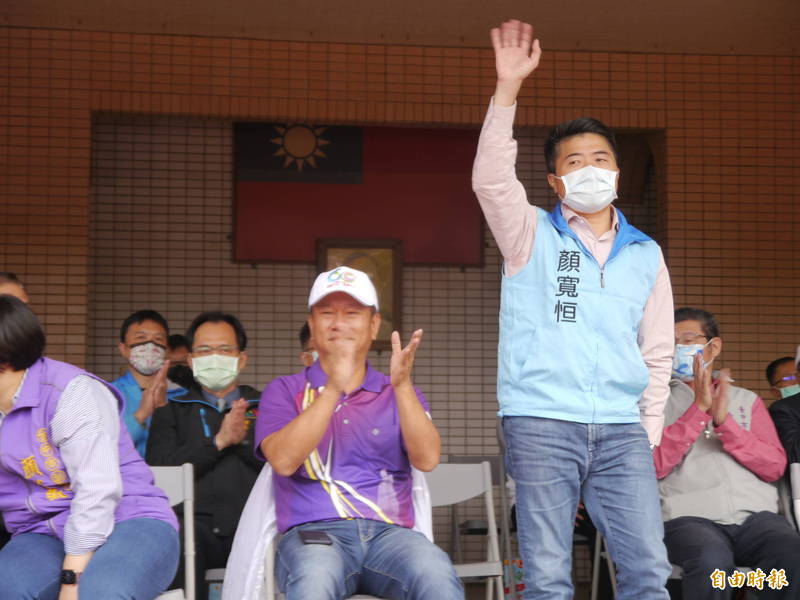 中二選區立委補選候選人顏寬恒（右）。（記者張軒哲攝）