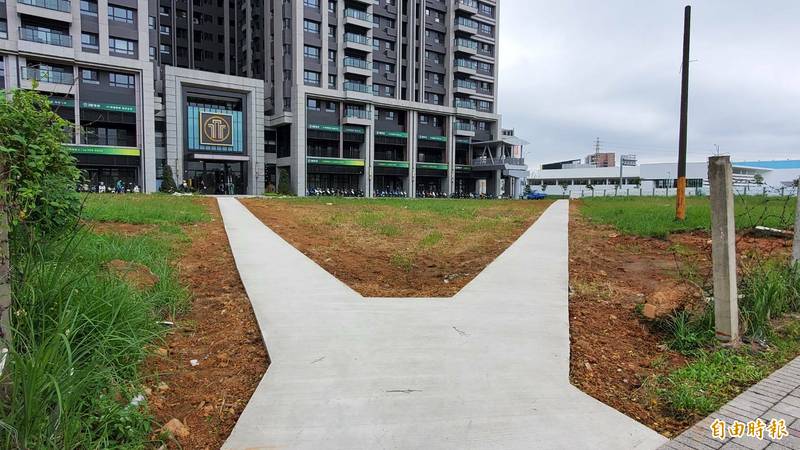 桃園市政府在龜山區桃園機場捷運A7體育大學站旁廣場設置水泥鋪面的人行步道，方便居民搭乘桃園機場捷運。（記者周敏鴻攝）