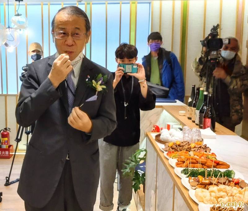 日本台灣交流協會代表泉裕泰（左）今天出席「福島前進節2021」活動，大啖日本美食。（記者楊丞彧攝）