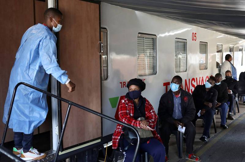 非洲南部的波札那發現「B.1.1.529」新毒株後，南非再爆22起確診個案。（圖為南非民眾排隊接種疫苗，資料照，路透）