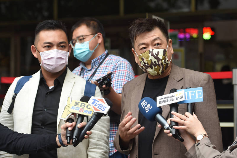 喬傑立對華納提起民事訴訟，喬傑立創辦人孫德榮（右）26日赴台北地方法院出庭。 （記者劉信德攝）