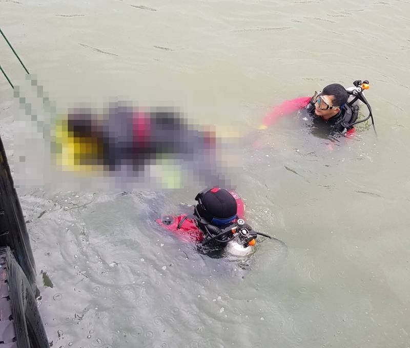 基隆市救難協會人員下水搜尋，發現近午發現董姓船長被漁網纏繞在船底螺旋槳旁，已無生命跡象。（記者林嘉東翻攝）