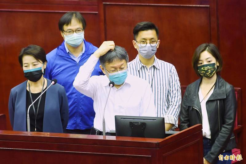議會總質詢時，台北市政府副發言人黃瀞瑩（右1）挨批以公職身分跑活動，濫用市政資源，柯文哲（中）當場說，黃瀞瑩現在沒在當副發言人。（資料照）