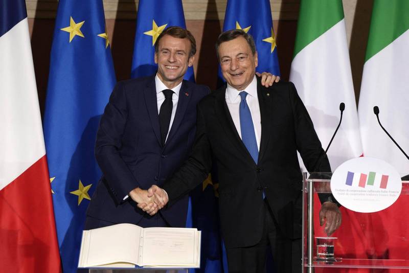 法國與義大利今天達成歷史性的奎里納雷協議，法國總統馬克宏（左）與義大利總理德拉吉（右）在聯合記者會中表示這是兩國關係的歷史時刻」。（美聯社）