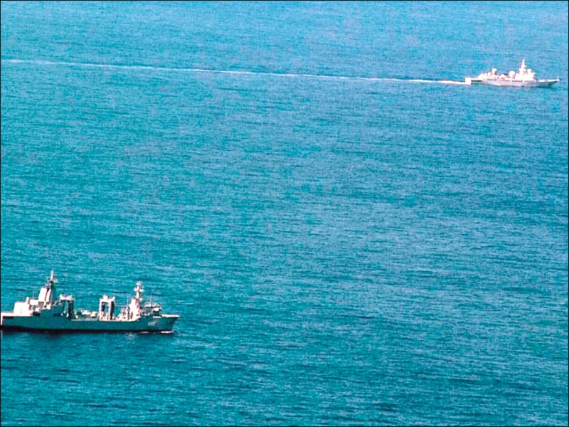中國電子偵察船玉衡星號（右上）在八、九月，沿澳洲北部到東部外海從事情蒐活動。左下為澳洲海軍補給艦。（取自澳洲國防部網站）