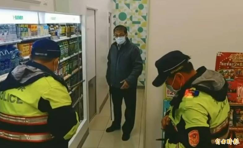 桃園警分局模擬演練消費者暴怒攻擊超商店員的處置作為。（記者周敏鴻攝）