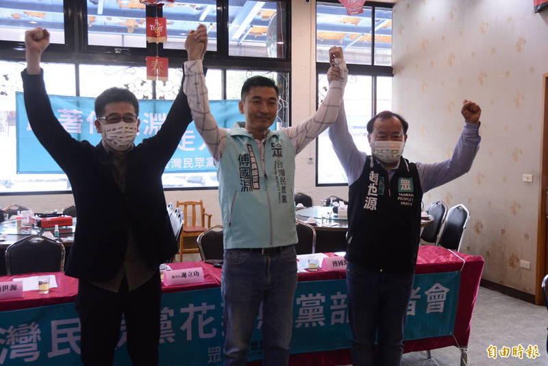 花蓮市前民代傅國淵（中）宣布放棄民進黨籍，改披台灣民眾黨戰袍參選明年縣議員選舉。（記者王峻祺攝）