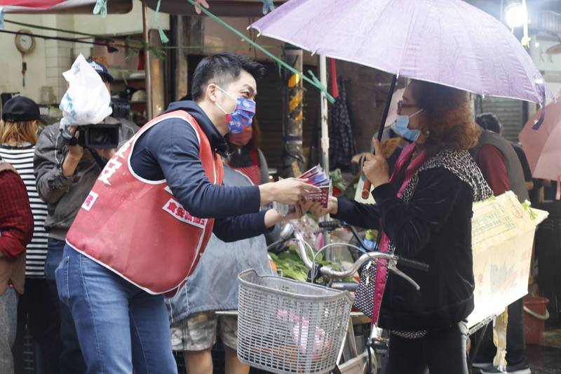 國民黨立委蔣萬安公佈全新設計的「安心豬」口罩，共有藍色、粉色兩款，將台北市12區街頭宣講發送給民眾。（蔣萬安辦公室提供）