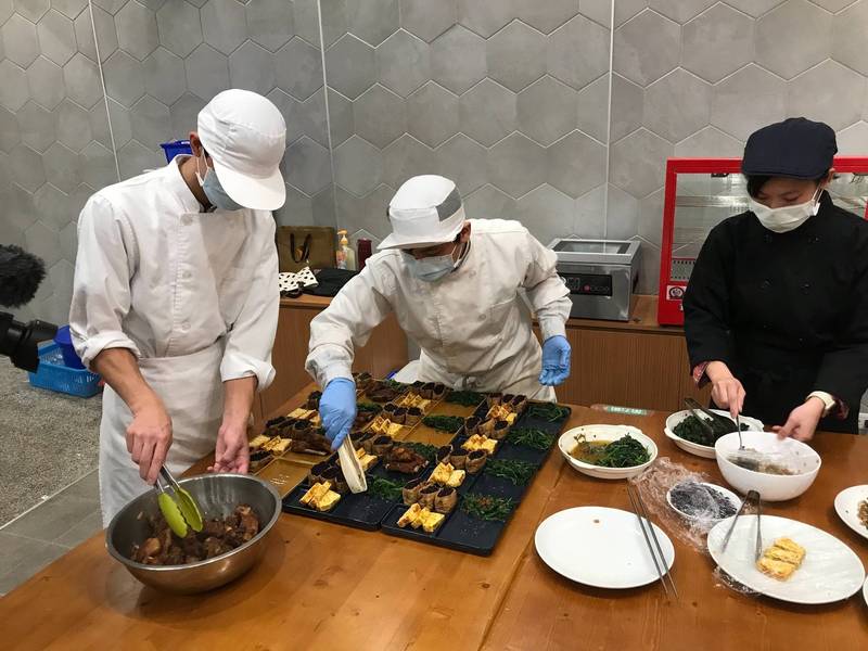 瑞芳高工餐服科學生製作礦工便當。（瑞芳高工提供）