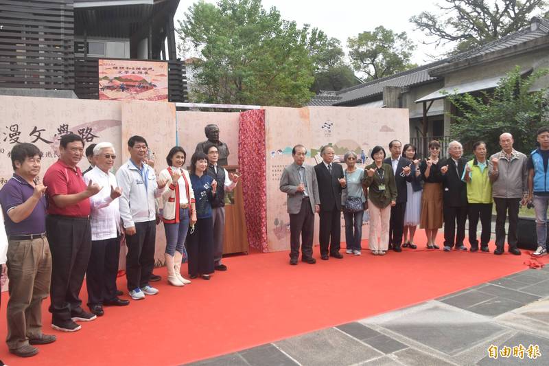 高市客委會今天舉辦「鍾理和&鍾鐵民文學主題展暨鍾鐵民紀念銅像揭幕儀式」，向兩位客籍文學先驅致敬。（記者蘇福男攝）