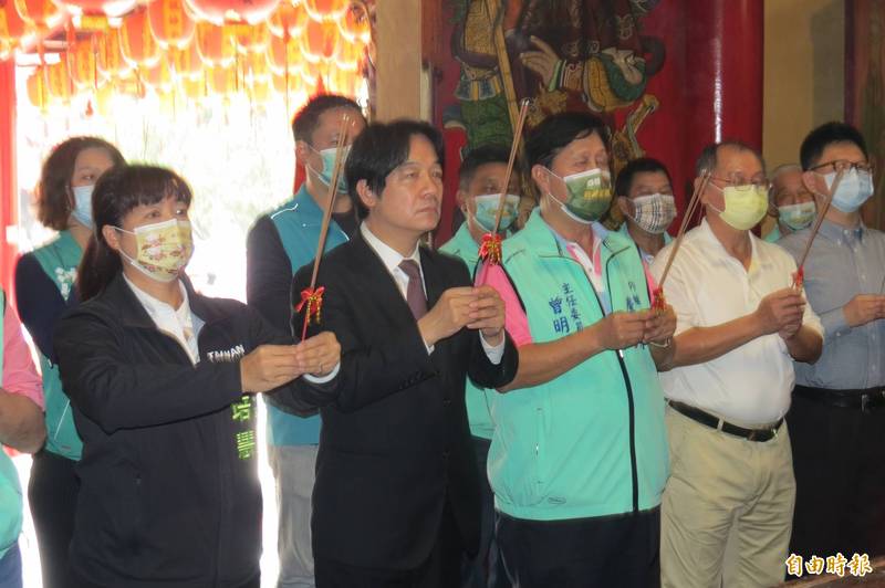 副總統賴清德（左2）27日到南投慶福寺參拜，為疫情及公投幫人民祈福。（記者張協昇攝）