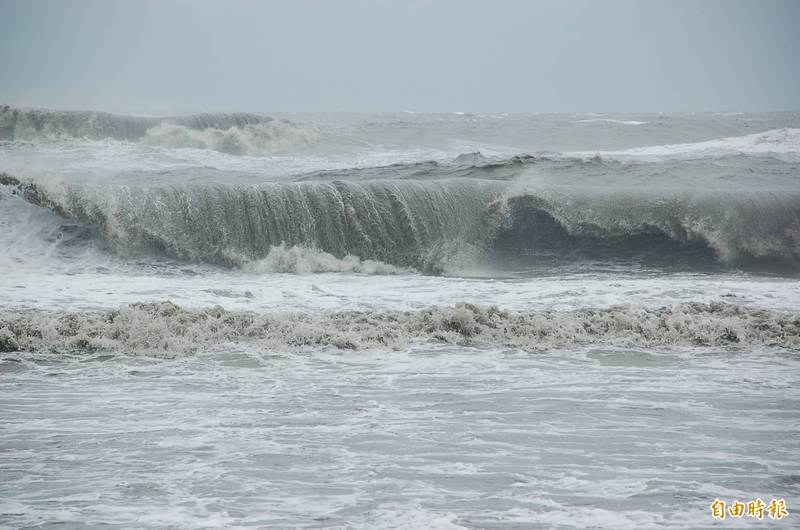 中央氣象局提醒，今日台灣東半部（含蘭嶼、綠島）及恆春半島沿海地區有長浪發生的機率。示意圖。（本報資料照）