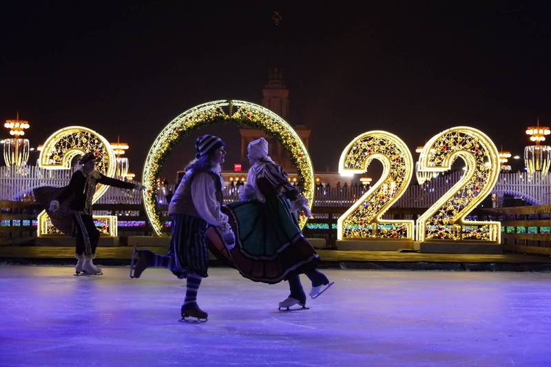 俄罗斯莫斯科昨（26）日「正式入冬」，因为市内1.6万坪（53000平方公尺）的巨型城市熘冰场开张了！（美联社）(photo:LTN)