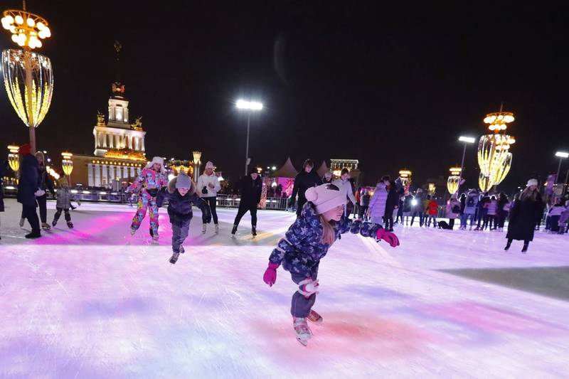 這座巨型溜冰場總面積有1.6萬坪（53000平方公尺），是莫斯科最大的溜冰場，搭配戶外市景及夜晚燈光，氛圍相當魔幻。（美聯社）