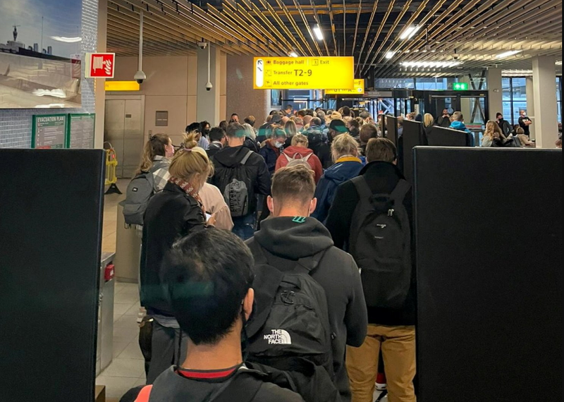 2架從南非抵達荷蘭阿姆斯特丹的航班中，可能有85人驗出武肺陽性，當局正在檢查其中是否存在Omicron患者。（路透）