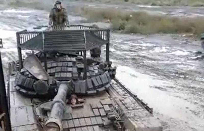 近日在克里米亞地區出現至少一輛俄T-80戰車「加裝鋼棚」，明顯是為應對烏克蘭手握戰鬥無人機和精準彈藥，預防上方攻擊，因而臨時加強裝甲，俄軍此舉也引發外界討論。（翻攝自推特）