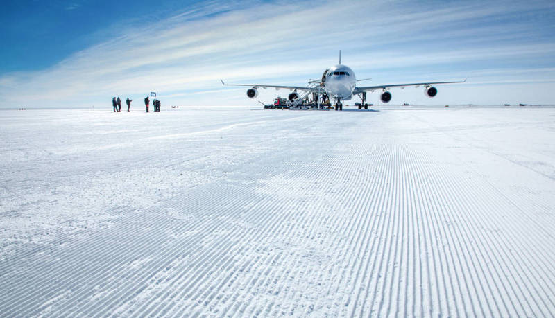 飞机在冰川上特殊的蓝冰跑道降落。（图撷自Hi Fly网站）(photo:LTN)
