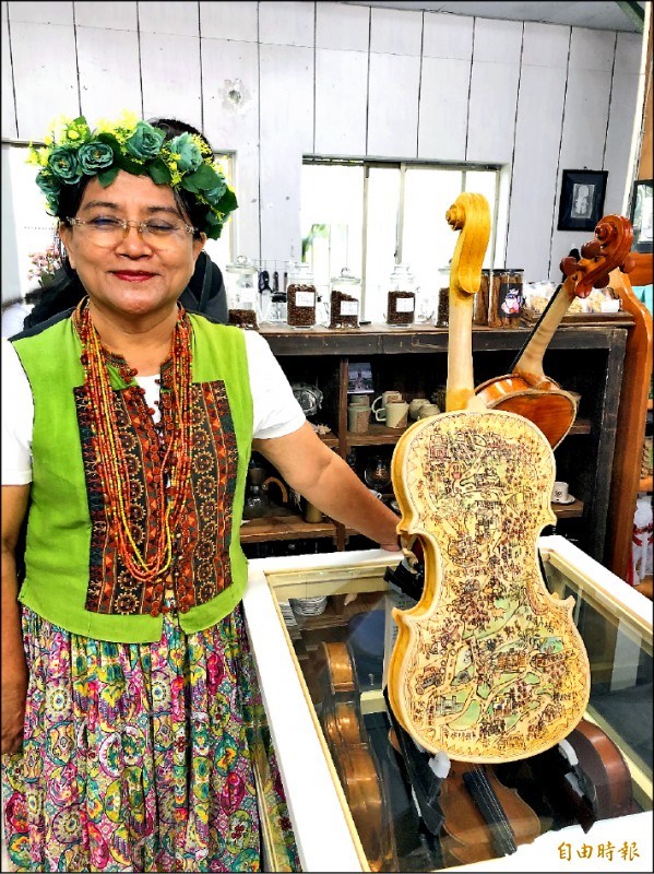 手創館創辦人蔣美花退休後投入部落小提琴推廣，還將家鄉地圖畫在自製的小提琴上。（記者羅欣貞攝）