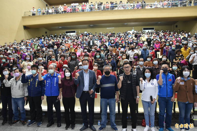 距離12月18日公投投票剩20天，國民黨立委林文瑞今天在雲林舉辦首次千人說明會，地方多位民代及多位立委到場宣講。（記者黃淑莉攝）