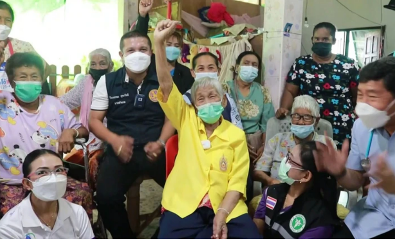 泰國洛坤府85歲阿嬤（黃衣者）日前接種完疫苗後，竟能下床走路。（圖取自泰國頭條新聞微博）