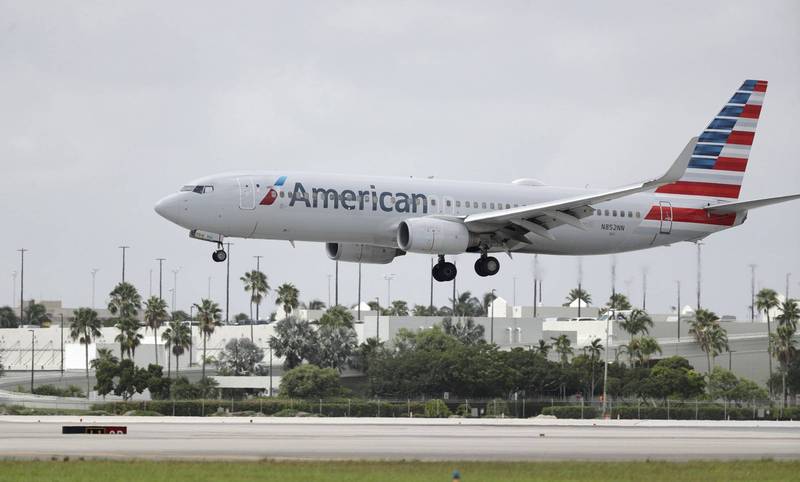 美國航空從瓜地馬拉飛抵佛州邁阿密的客機，驚傳在起落架艙內發現活著的偷渡客。邁阿密機場美國航空班機示意圖。（美聯社）