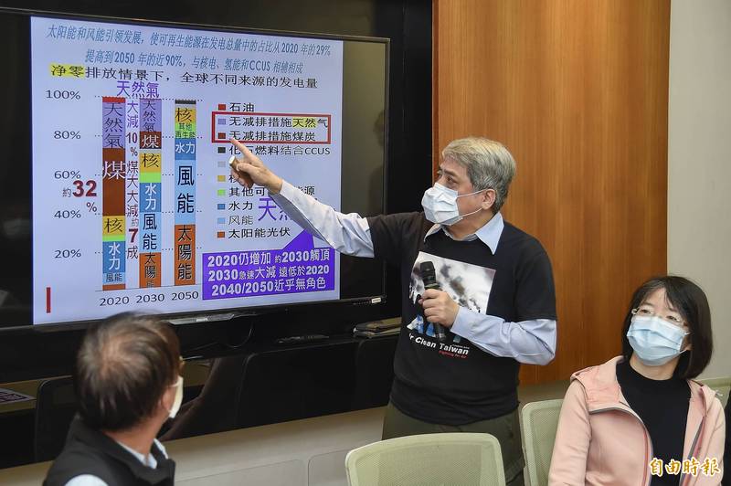 台灣健康空氣行動聯盟與藻礁公投推動聯盟舉行記者會，呼籲民眾一同參與「藻礁蓋同意 非褐護家園」遊行，為下一代守護環境。（記者陳志曲攝）