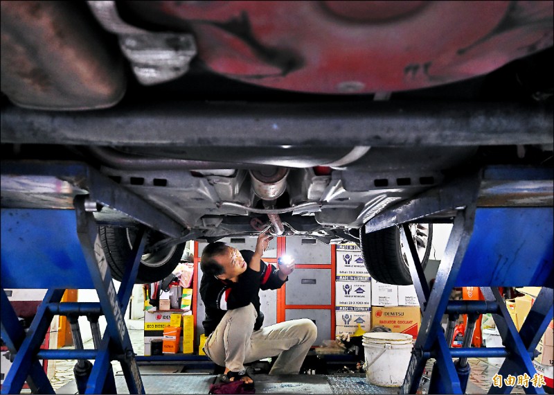 開車族維修汽車時是選擇原廠或副廠零件，常面臨兩難。（記者朱沛雄攝）