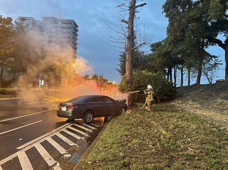 消防人員射水撲滅汽車火勢。（圖：民眾提供）