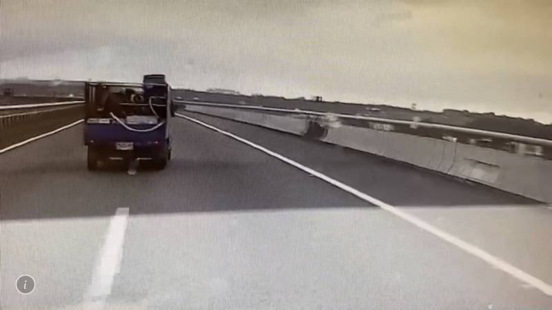 小貨車惡意逼車，在國道五楊高架的兩線車道不斷變換車道，讓後方駕駛相當傻眼。（記者李容萍翻攝）