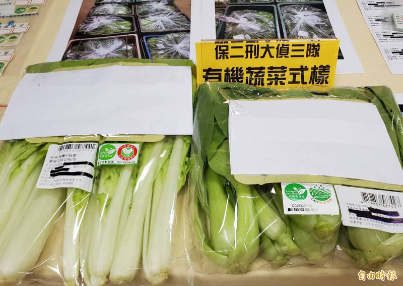 遭停權農民變造有機蔬菜標章賣台南兩國中，標籤破損被營養師識破通報，保二刑大查扣變造的標籤等證物。（記者黃良傑攝）