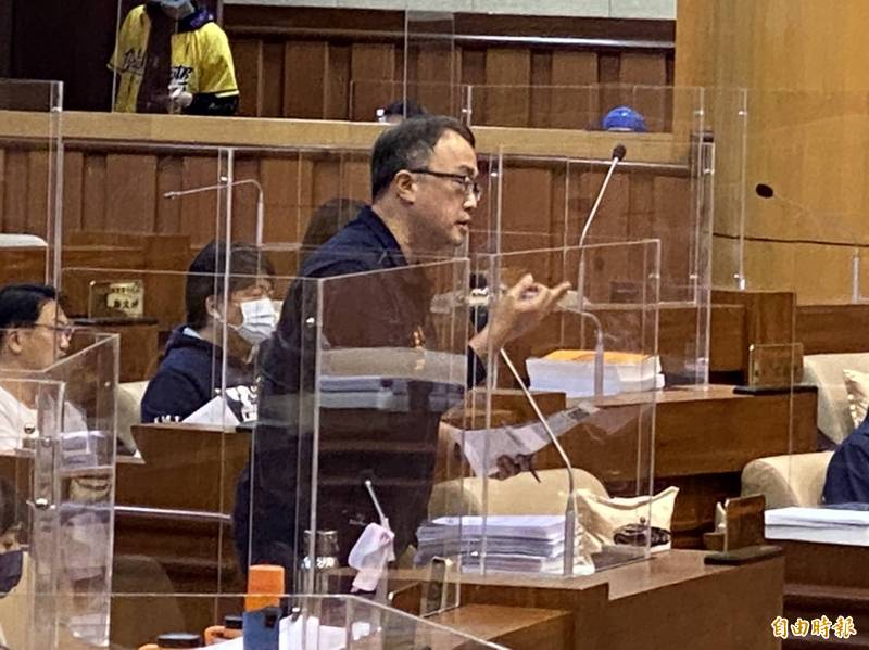 基隆市議會今天審查基隆市政府111年度基隆市政府總預算,經審議刪減1549萬9999元,最後通過歲入歲出預算數為211億5459萬8001元。無黨籍議員王醒之(見圖)與鄰座的時代力量議員陳薇仲對於市府文化局與觀銷處編列預算有意見,頻繁表達看法。(記者俞肇福攝) 基隆市議會今天審查基隆市政府111年度基隆市政府總預算,經審議刪減1549萬9999元,最後通過歲入歲出預算數為211億5459萬8001元。無黨籍議員王醒之(見圖)與鄰座的時代力量議員陳薇仲對於市府文化局與觀銷處編列預算有意見,頻繁表達看法。(記者俞肇福攝)