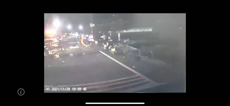 嘉義縣鹿草鄉發生3部轎車連環撞事故，6人受傷送醫。（記者蔡宗勳翻攝）