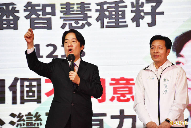 賴清德（左）桃園公投宣講，強調如果四個公投都過，台灣將失信於美國、國際社會，一旁為前立委鄭寶清。（記者李容萍攝）