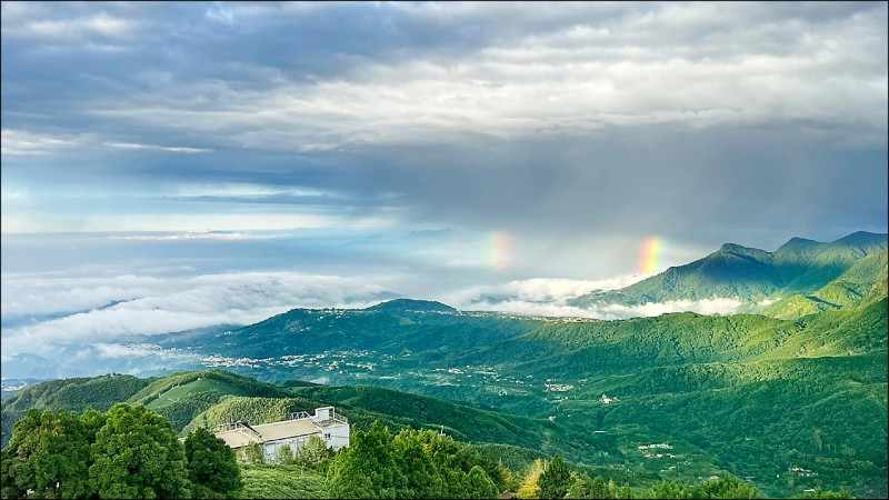 受東北季風與水氣影響，近日南投山區都有降雨，位在鹿谷鄉的大崙山，有民眾往集集方向望去，竟能看見雲海、雨瀑，以及「兩道彩虹」奇景，惟玉山氣象站表示，所謂「兩道彩虹」，其中顏色較淡者是「霓」，因此應是虹、霓同框。（圖：林建興提供，文：記者劉濱銓）