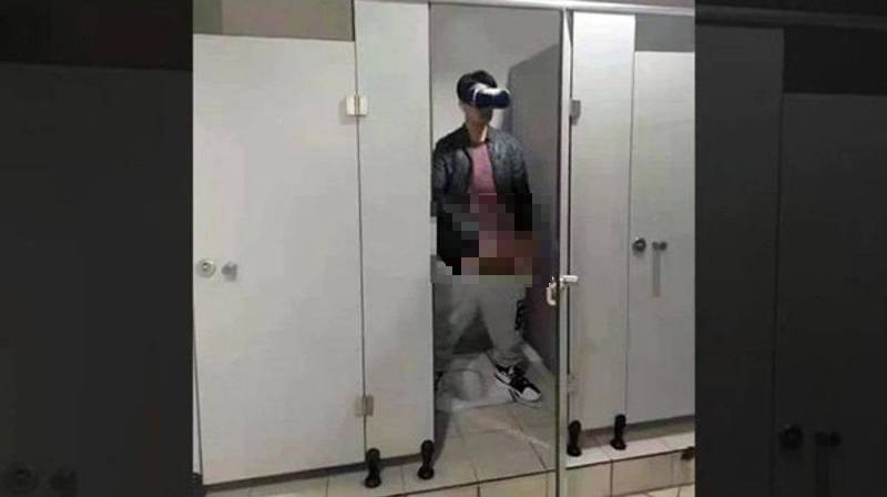 中國日前傳出，有男大生在上廁所時用VR眼鏡觀看AV，結果疑似不慎沒把門關好，竟被其他人目擊脫褲子自慰，還被拍下PO網，引發外界嘩然。（圖擷自中國報）