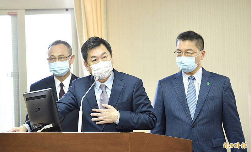 Deputy Minister of the Interior Chen Tsung-yen, center, answers questions at the Legislative Yuan in Taipei yesterday.
Photo: Peter Lo, Taipei Times