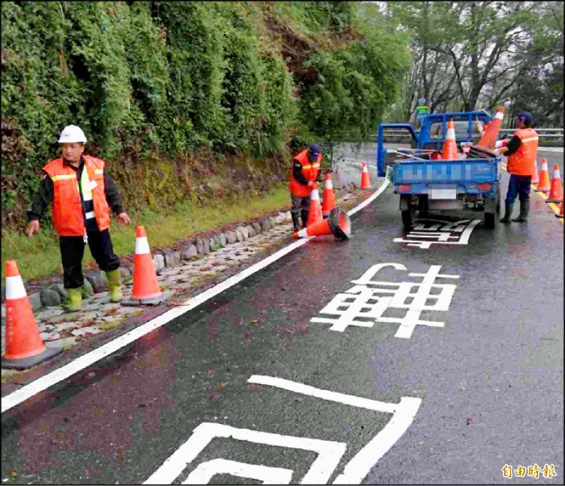 公路總局於梅山整備道路。（記者黃旭磊攝）